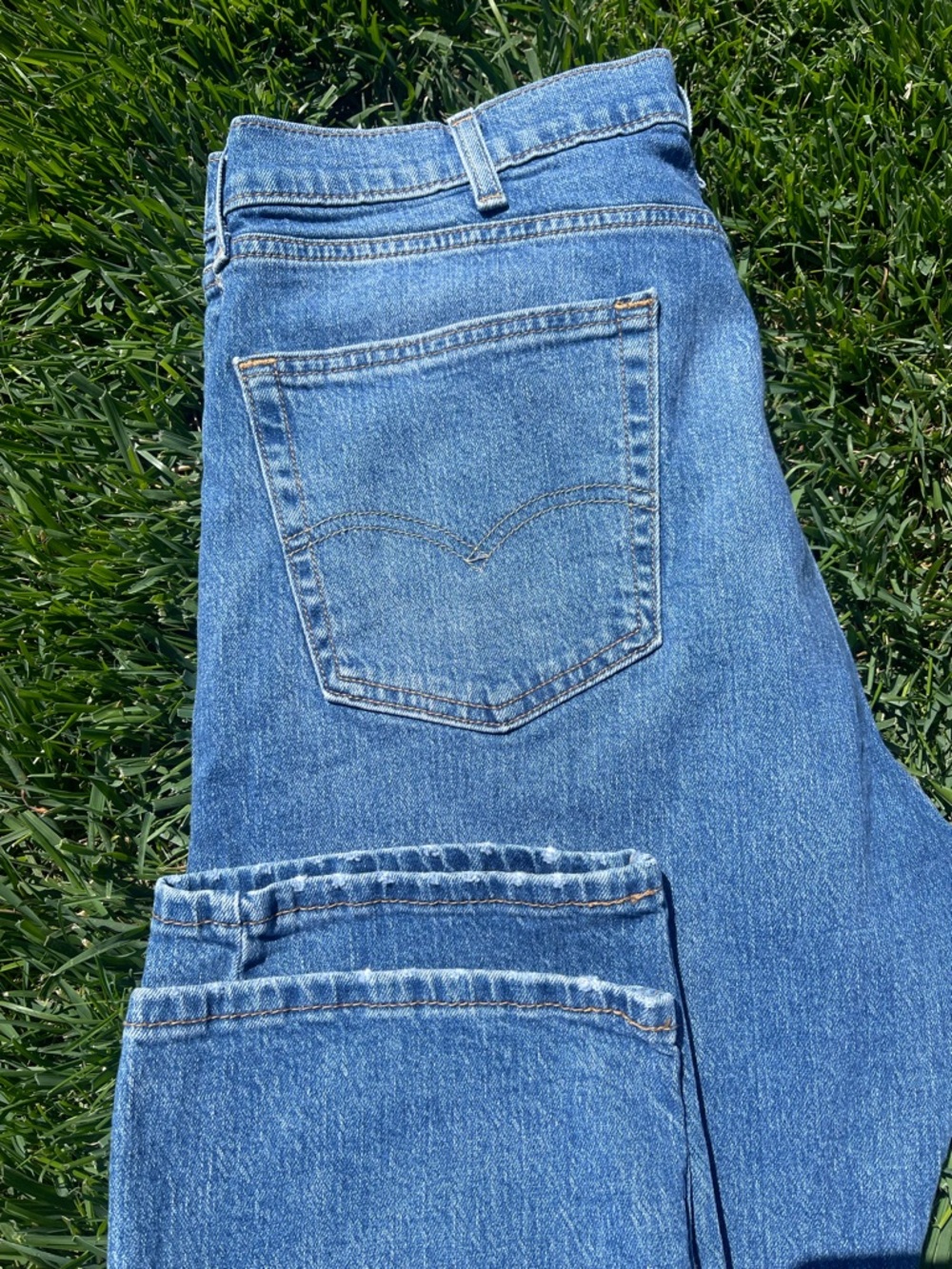 Levi's 505 regular fit straight-leg men’s jeans in a medium wash. Size 38 x 30 - Picture 4 of 4